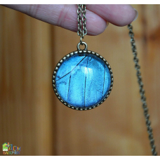 Медальон с частью крыла бабочки Морфо Дидиус под стеклом - "Вечное Сияние Чистого Разума"